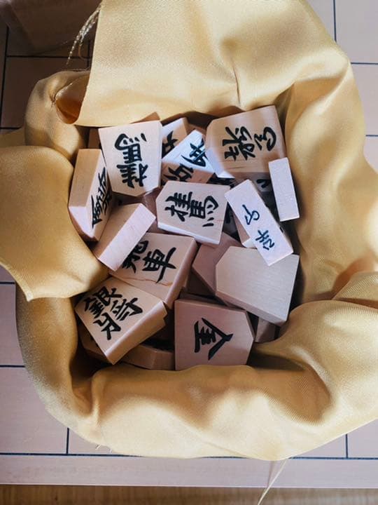 ★ニジマス★ 新桂2寸足付将棋盤セット(白椿上彫駒)