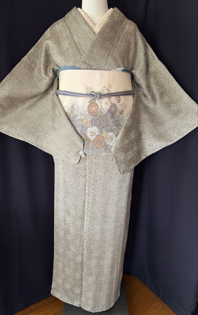 小紋】藤娘きぬたや 杢目絞り 極上たたき柄生地 薄い抹茶色 しつけ付き