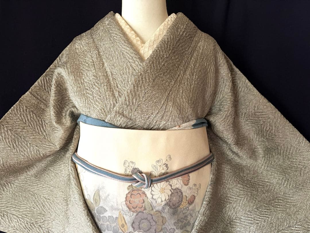 小紋】藤娘きぬたや 杢目絞り 極上たたき柄生地 薄い抹茶色 しつけ付き