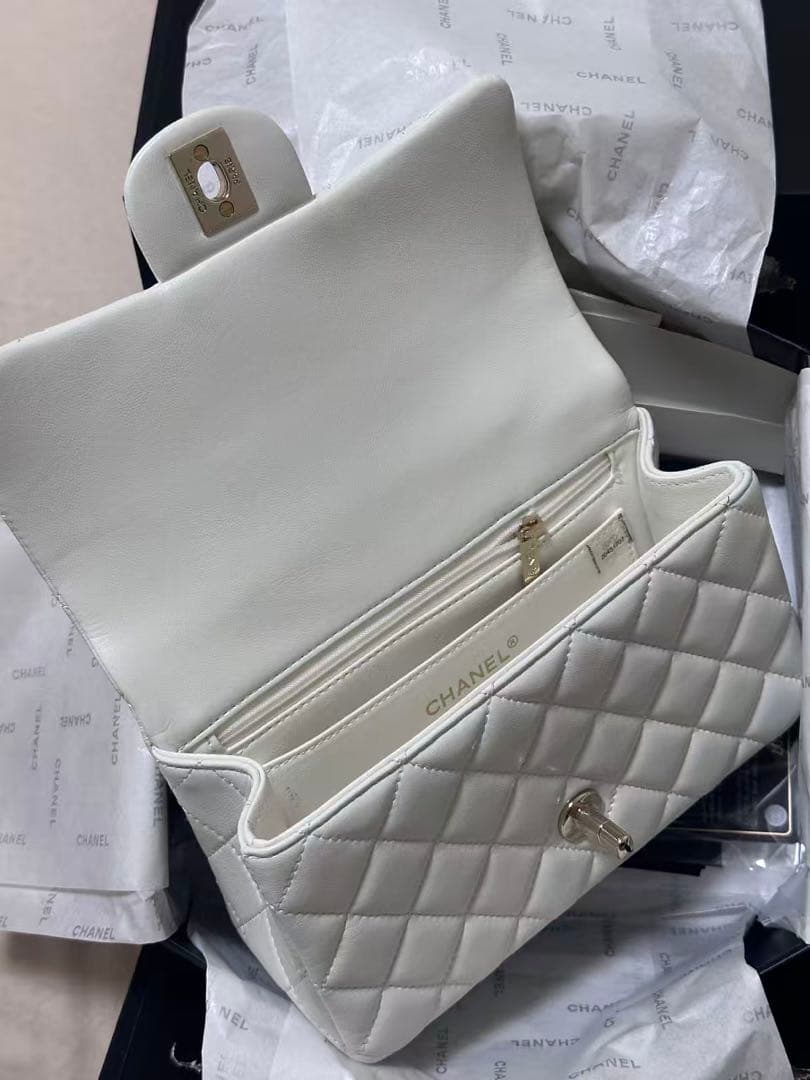 ホワイト　キルティング チェーンショルダーバッグ 箱付き