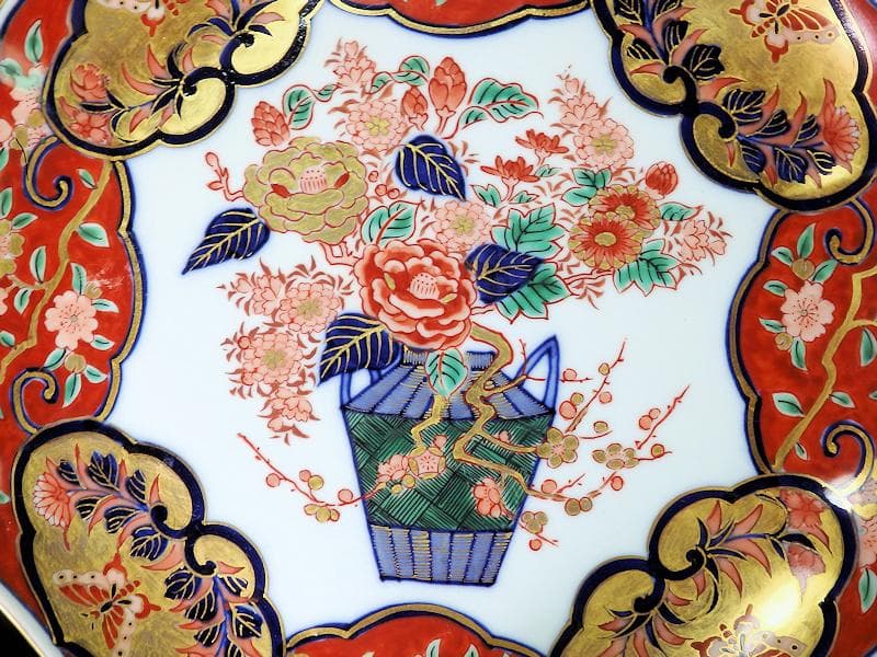 大聖寺伊万里　金襴手　百花繚乱　花籠に蝶の図　８寸半皿　E397AS-COa