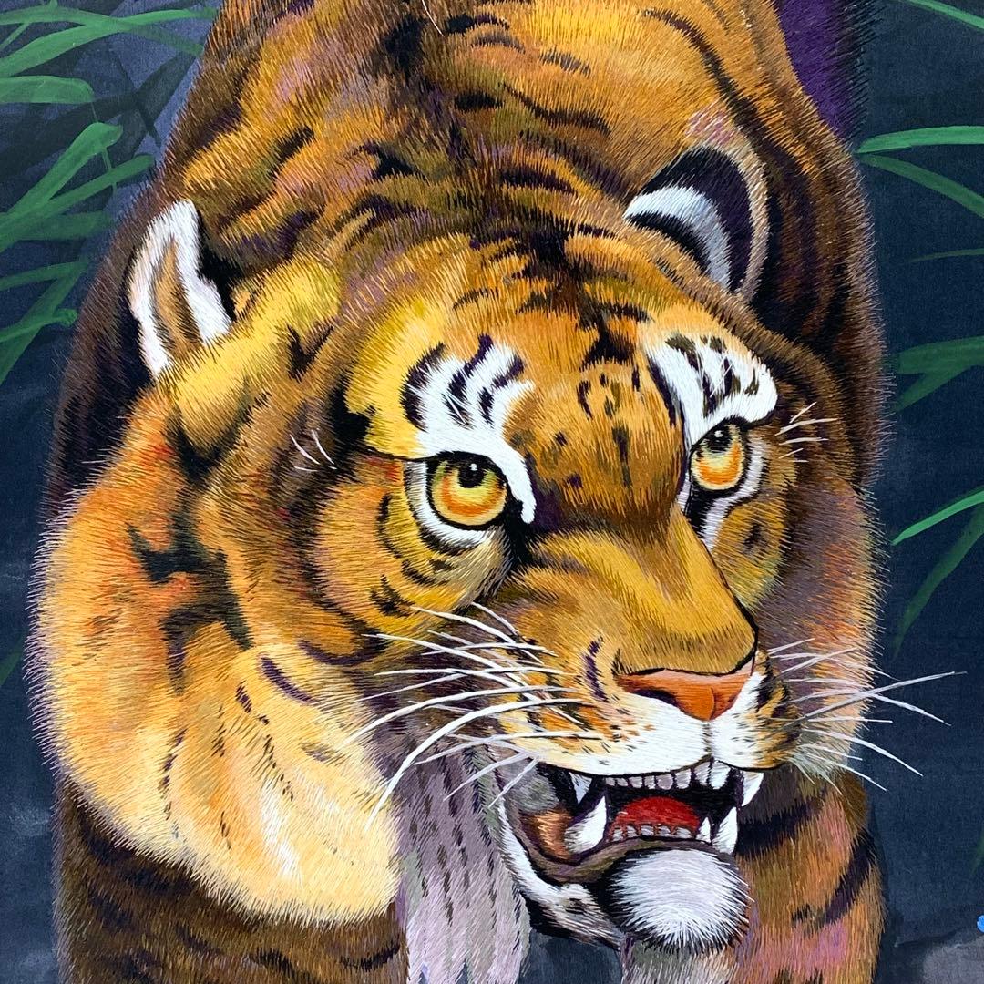 掛軸 荒木秀峰 猛虎 刺繍 共箱 太巻 干支 寅 月 夜 B-7 美術品