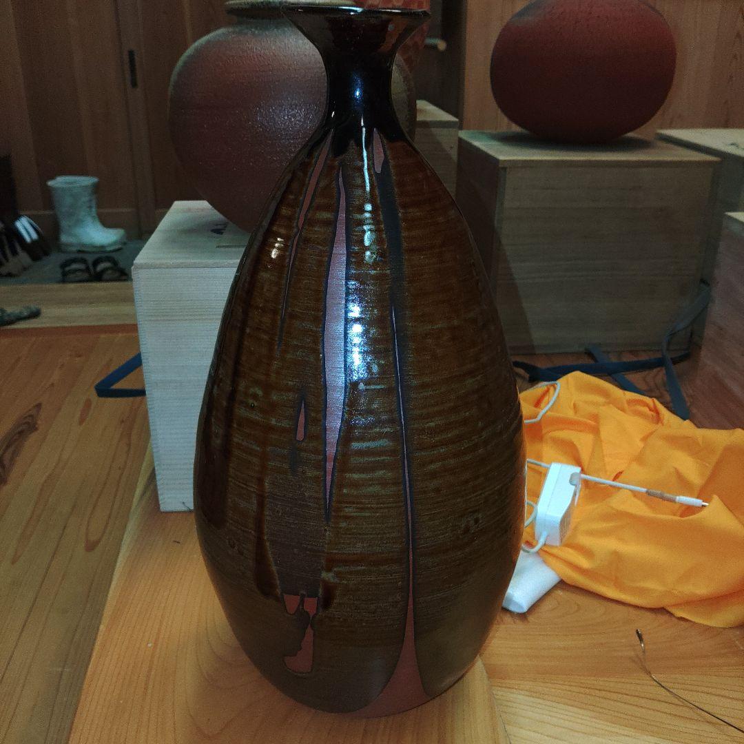 佐渡無明異焼 国三窯 鉄釉大徳利 高さ47cm 背景の