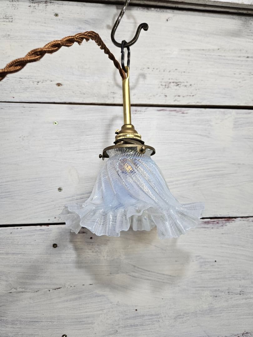 フランスアンティーク オパールセントガラスのペンダントライト