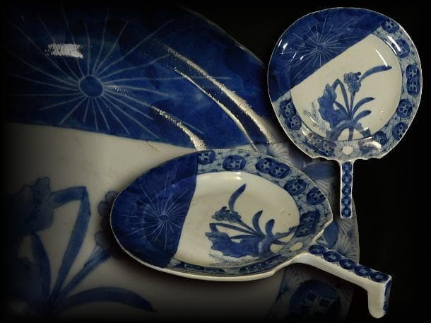 団扇形 岩上花紋 染付 変皿】工芸品