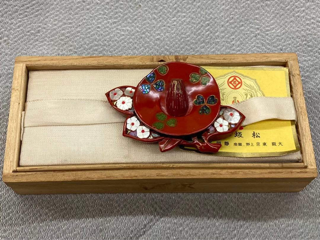 B65s 朱塗椿花形 帯留 菊花 螺鈿細工