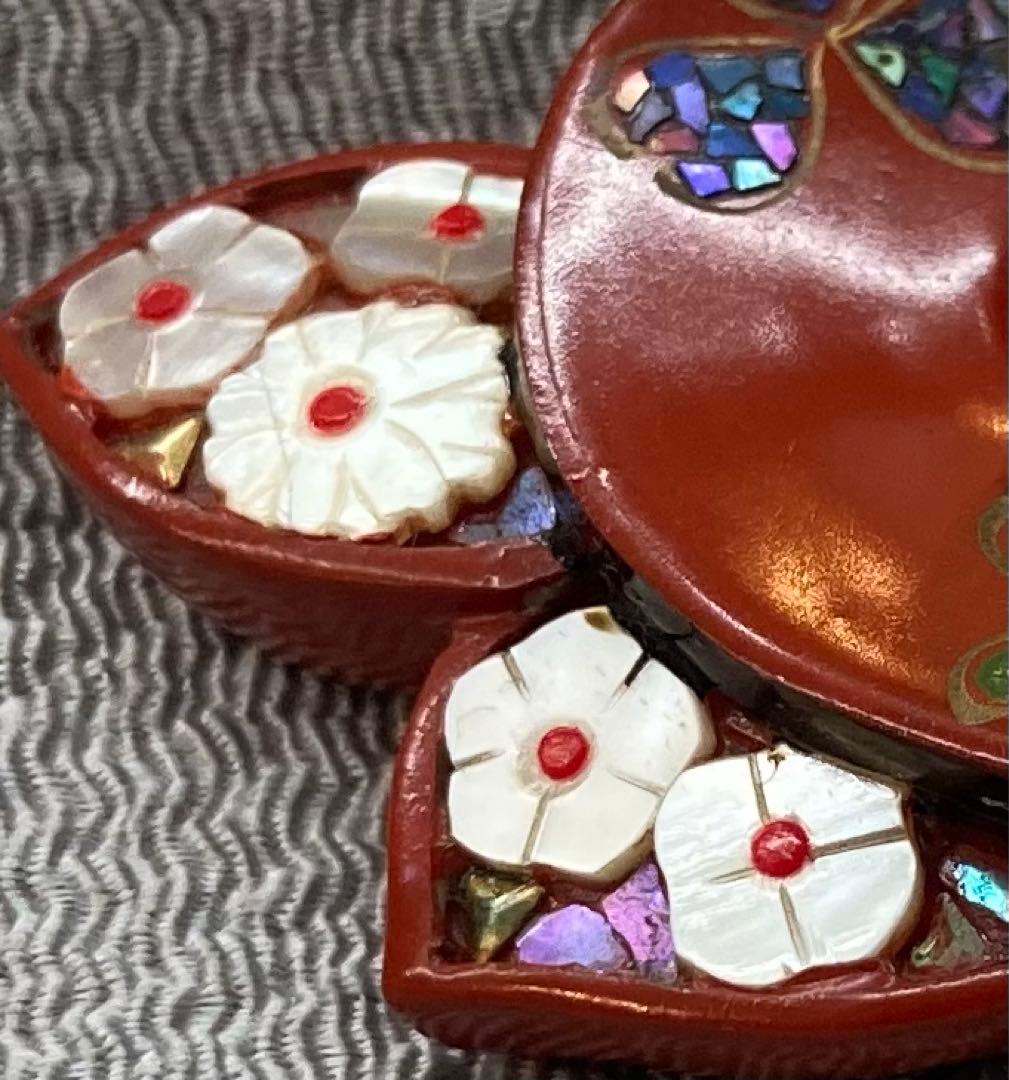 B65s 朱塗椿花形 帯留 菊花 螺鈿細工