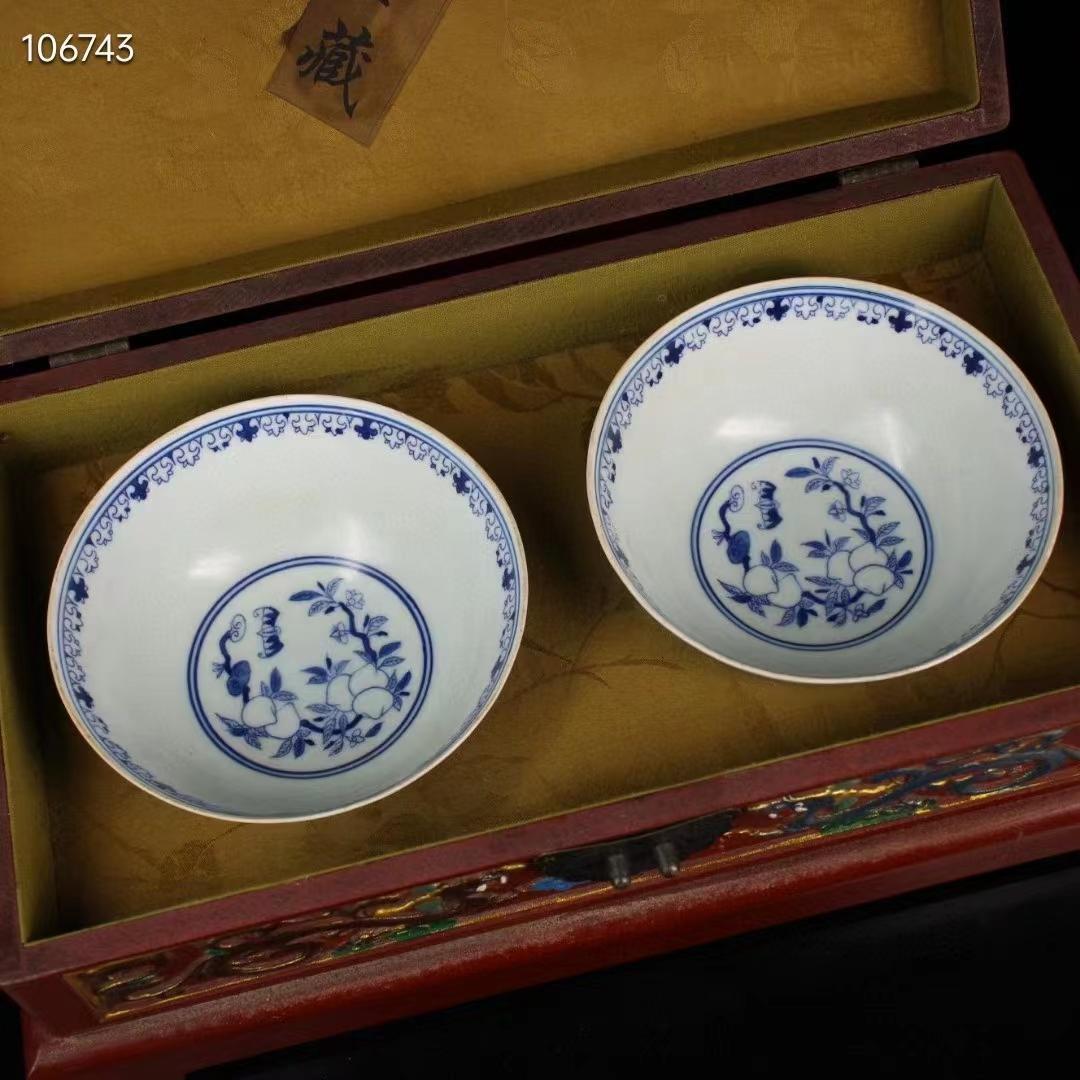 中国古美術・旧蔵の極品青花磁碗一対・古い漆器箱付き・置物・
