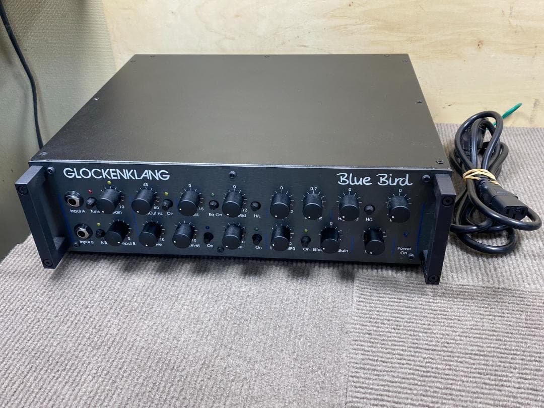 17 GLOCKENKLANG BLUE BIRD ベースアンプ Glockenklang Unveils the Blue Bird Bass Amp – No Treble