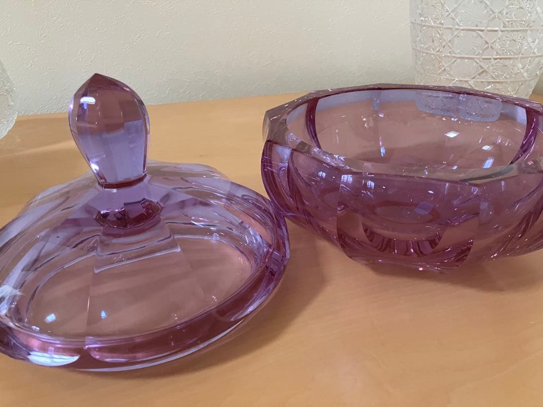 ボヘミアガラス、モーゼル工房、紫色 蓋付き容器 伝統工芸品