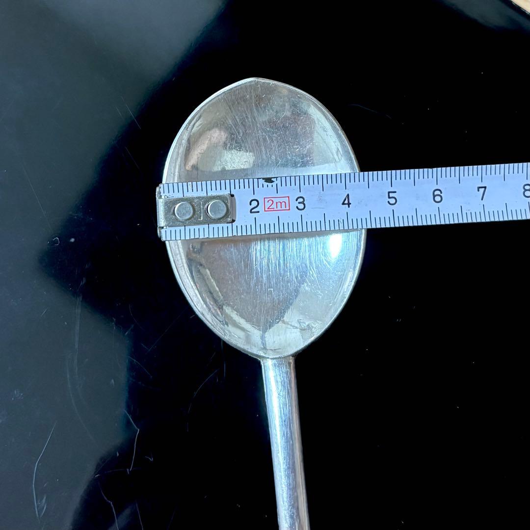 アンティーク　純銀製のスプーン　柄に花紋彫刻42.3g 全長21.cm