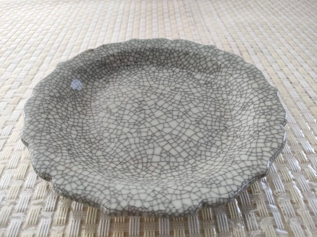 ●中国製 窯変釉 輪花縁皿 直径19cm／灰銀クラックル／裏銘「官」印