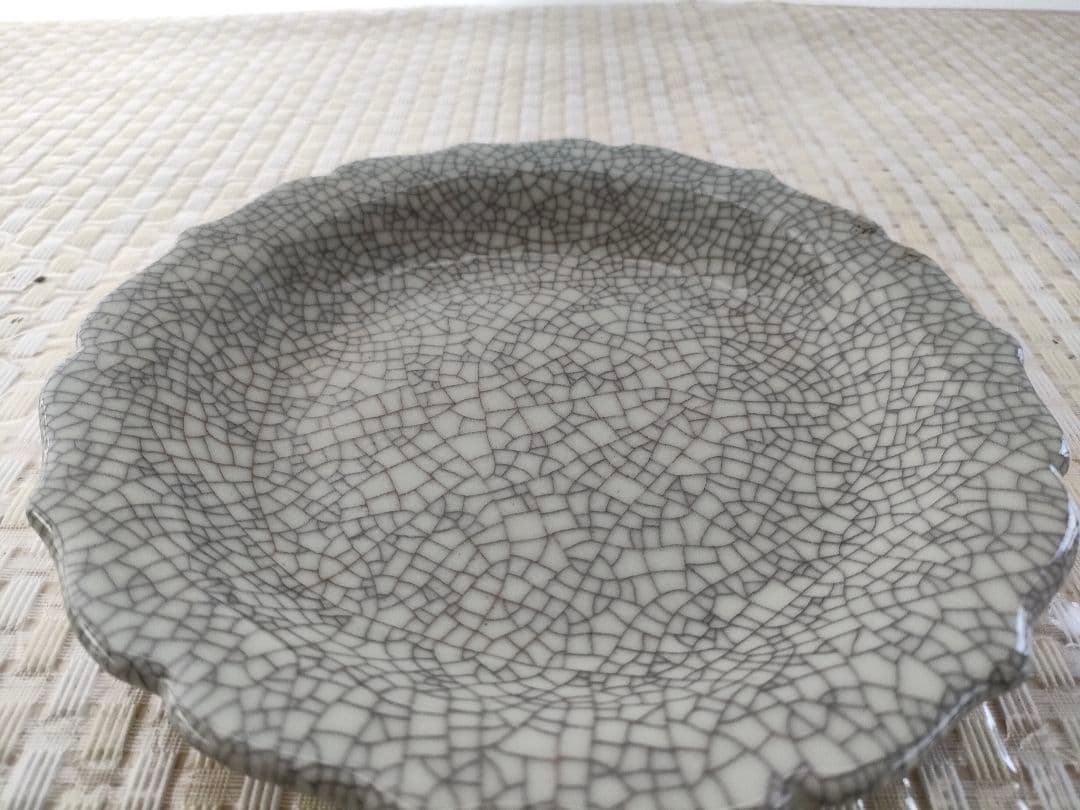 ○中国製 窯変釉 輪花縁皿 直径19cm／灰銀クラックル／裏