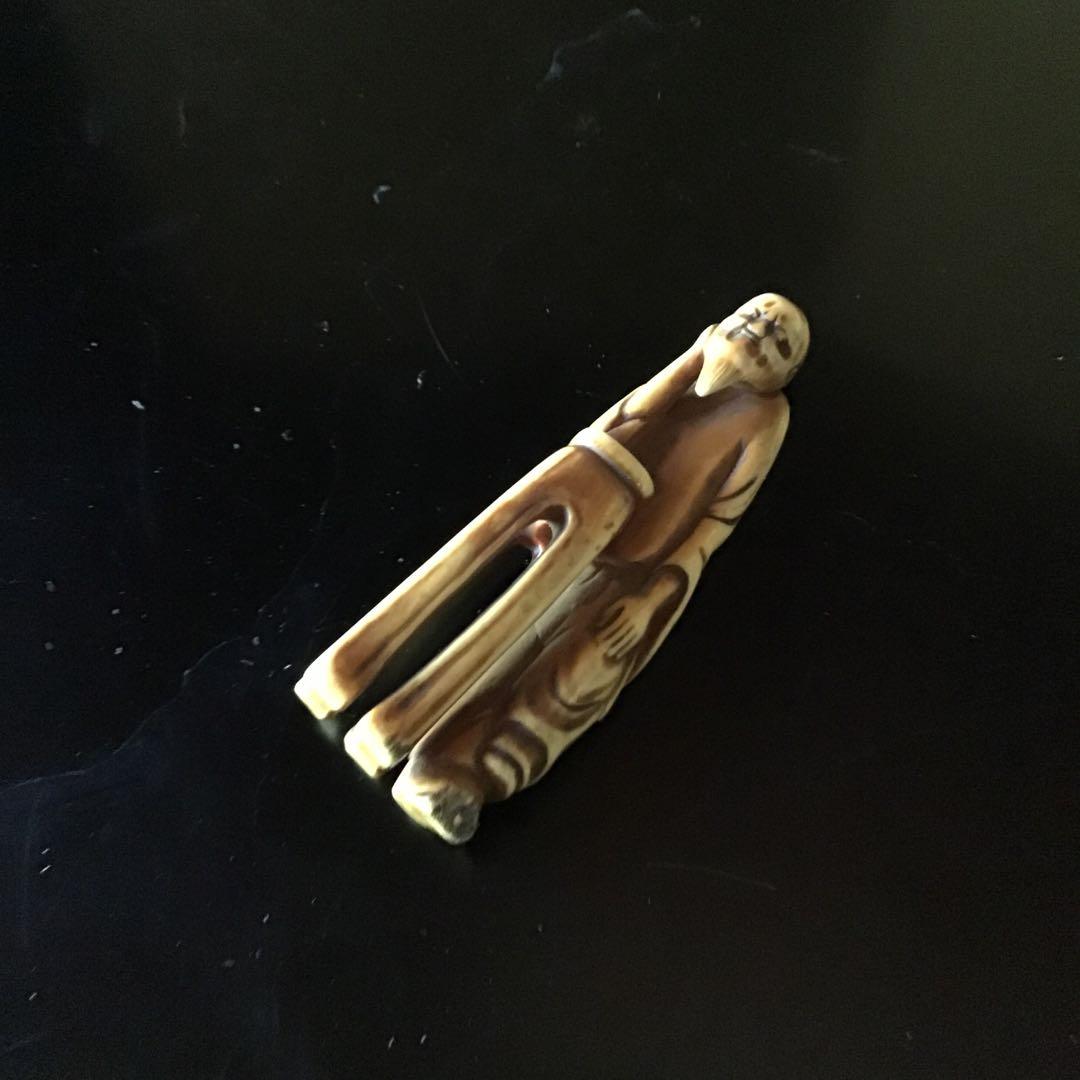 根付け 人物 材質日本ホンシュウ鹿角 N20 - メルカリ