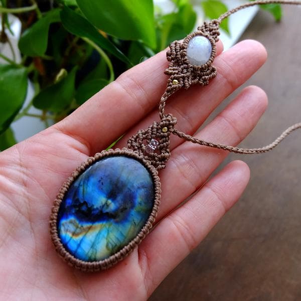 大きめラブラドライト・ムーンストーン マクラメ編みペンダント