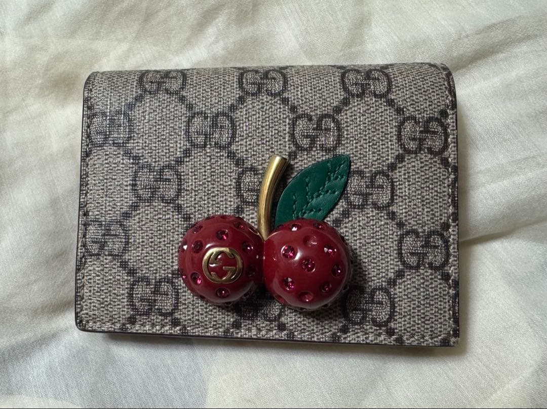 GUCCI さくらんぼ 二つ折り財布 美品✨GUCCI ストーン抜けなしチェリー