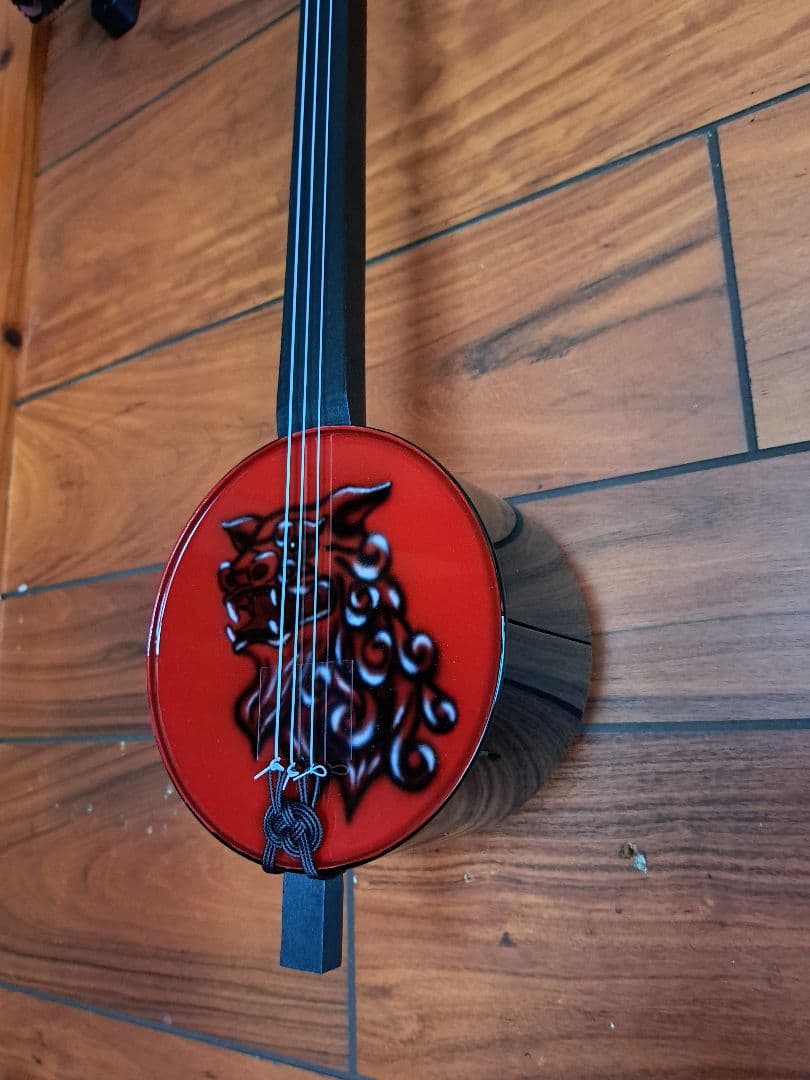 ②【稀少】カンカラ三線　三線　エアーブラシアート　赤黒シーサー