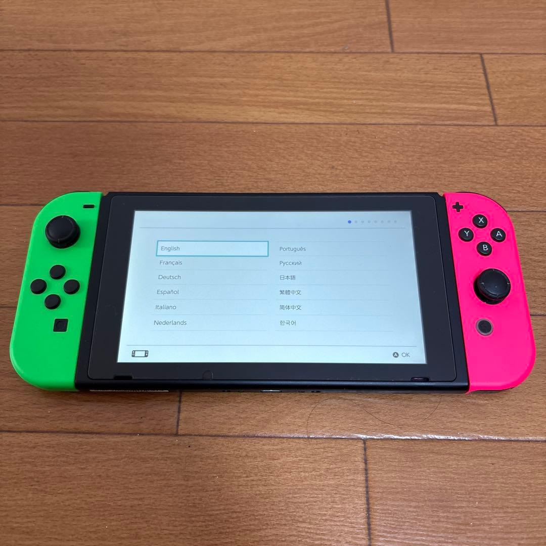 Nintendo Switch本体と付属品とJoy-Con充電グリップ