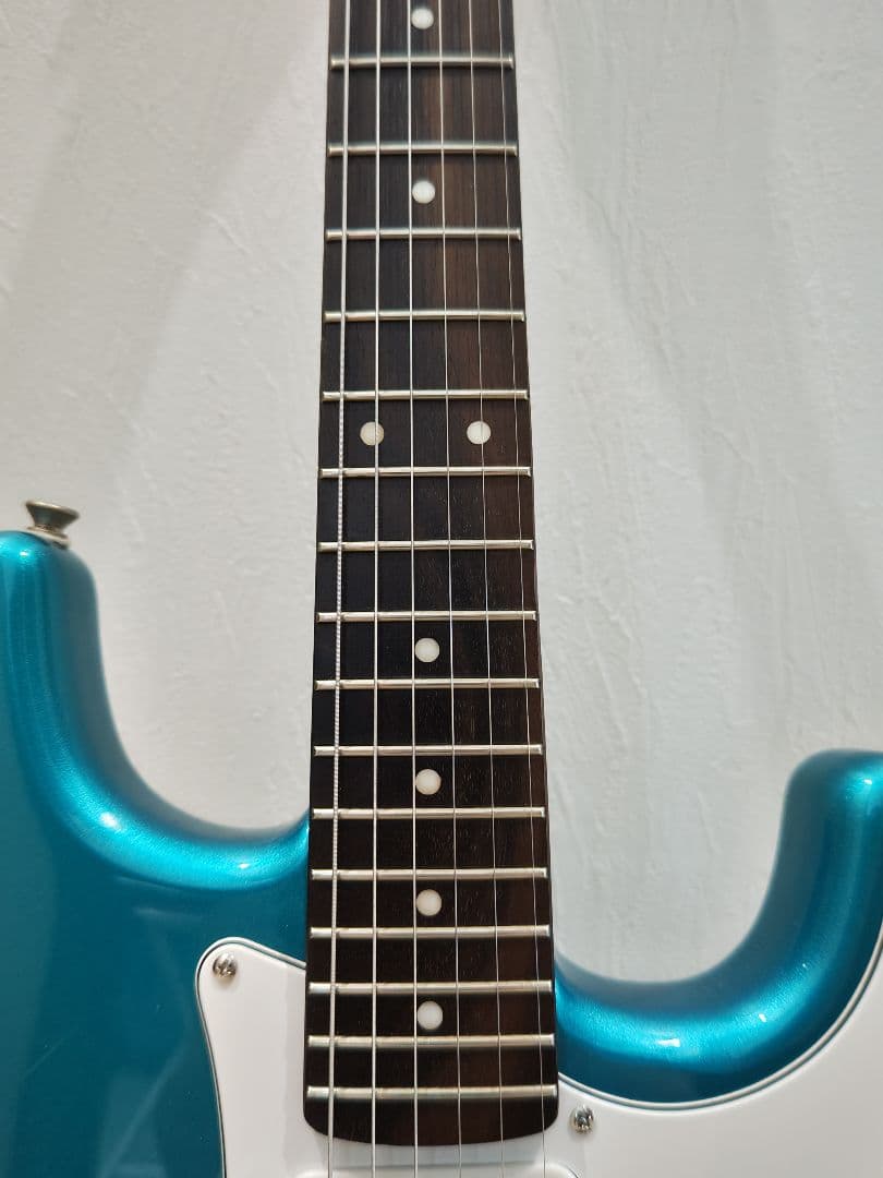ストラトキャスターエレキギター ターコイズブルー