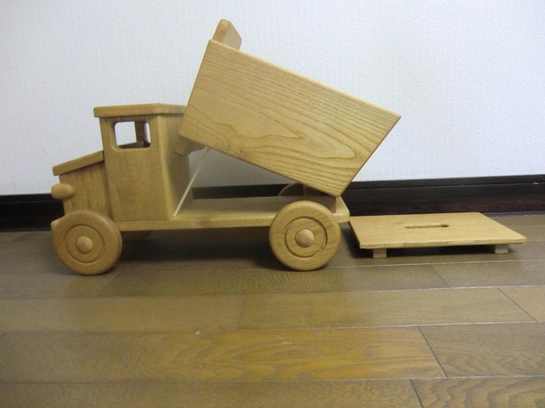 243新品・未使用 木のおもちゃ 手作り木製自動車 トラック 木製玩具