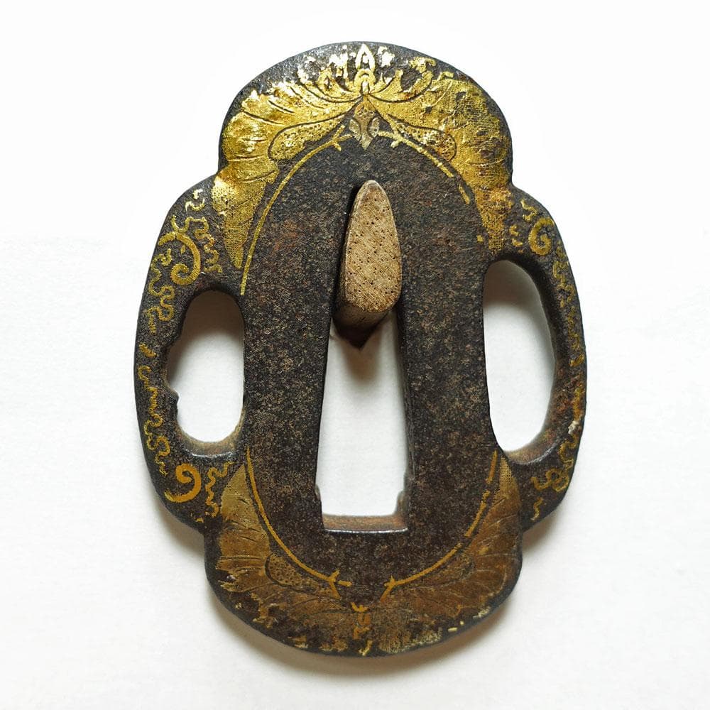 肥後の喰出鐔　鉄地木瓜形蝶唐草文鐔　肥後金工　両櫃孔　毛彫　金象嵌　はみだし