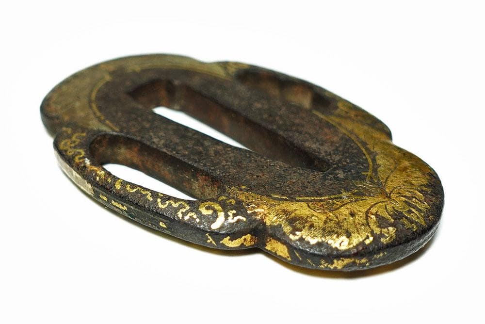 肥後の喰出鐔　鉄地木瓜形蝶唐草文鐔　肥後金工　両櫃孔　毛彫　金象嵌　はみだし