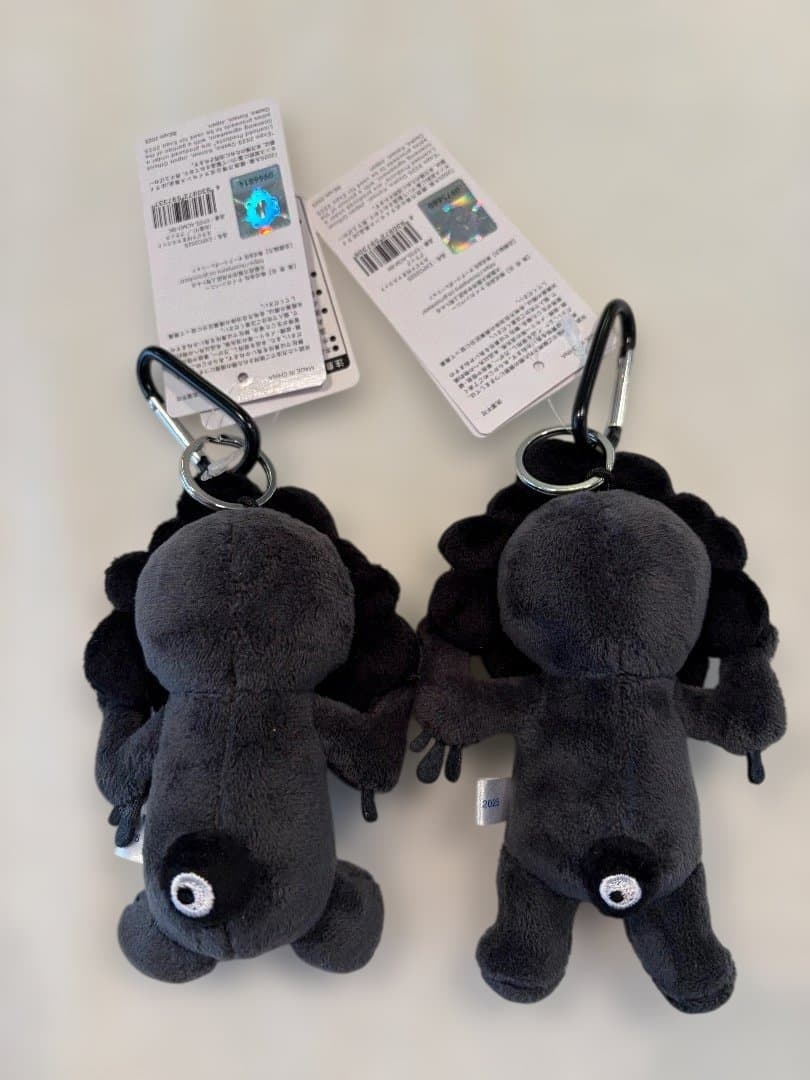 ミャクミャク カラビナ付きぬいぐるみ（ブラック） 立ち＆座りポーズ 2点セット