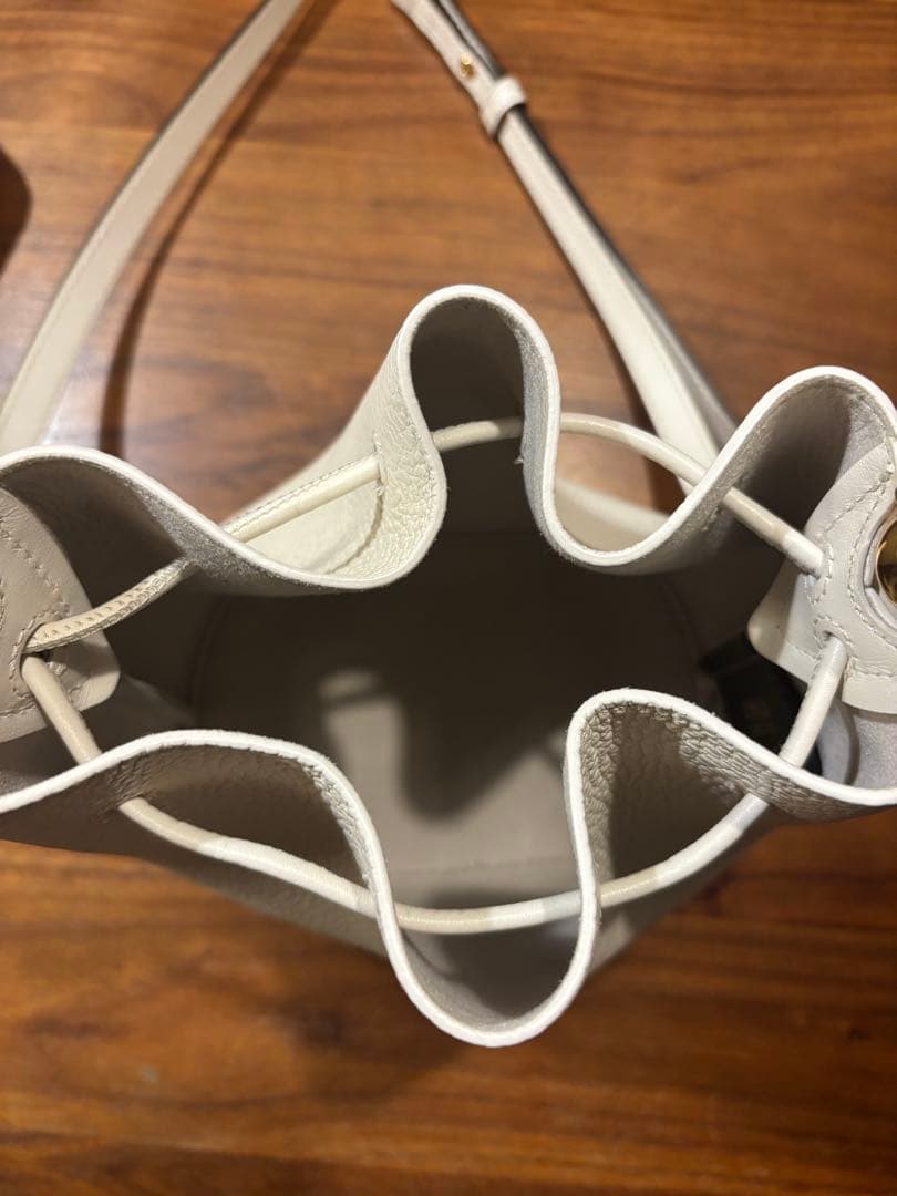 FURLAフルラホワイトレザー バケツ型ショルダーバッグ