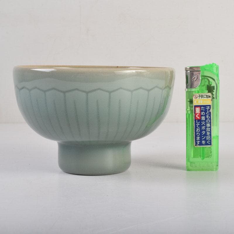 中国 龍泉窯 青磁人形手 刻寿字蓮弁文碗 V 8827 - メルカリ