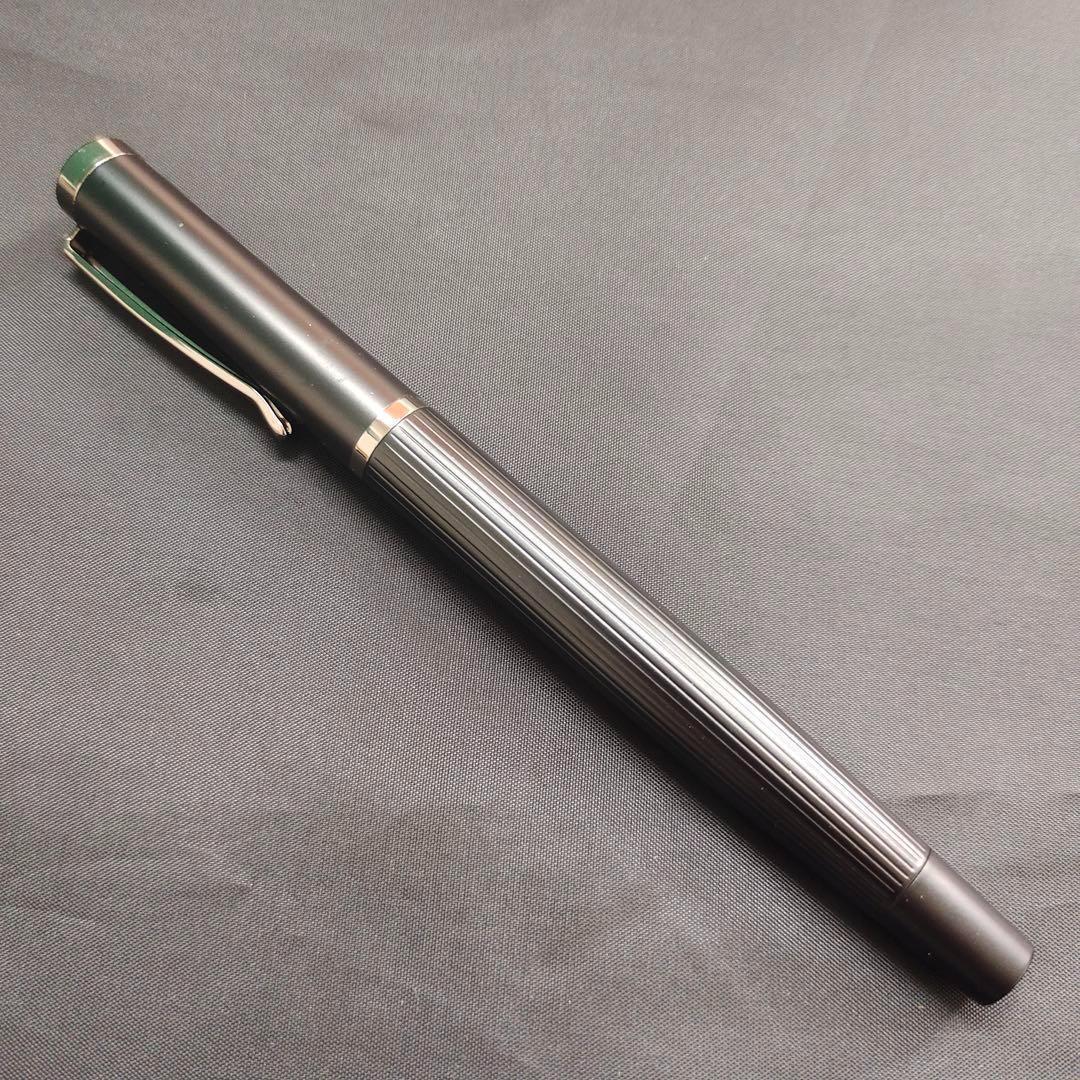 ブラック ストライプデザイン 万年筆 1