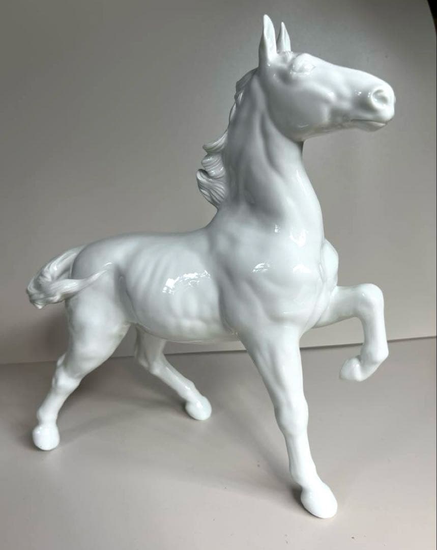 11月27日迄の掲載： ☆ 鍋島大吾作　白磁 駿馬　陶器彫刻