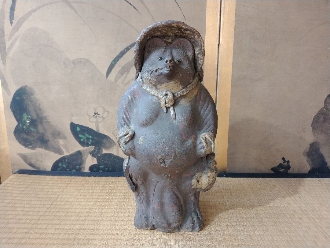 ウッシッシとほくそ笑む図太いタヌキ 骨董 古美術 狸人形 置物 縁起物