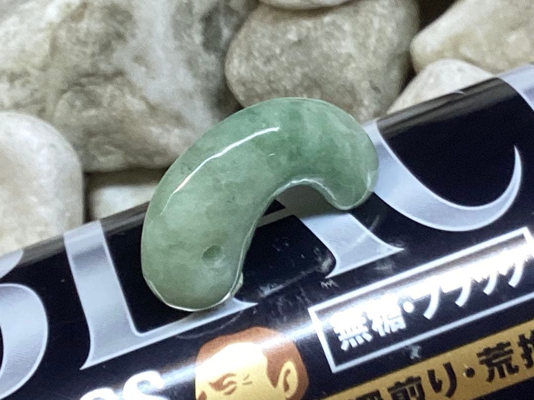 ✳摩訶不思議*開運導き 糸魚川翡翠勾玉*緑色‼️鑑別書付 特別