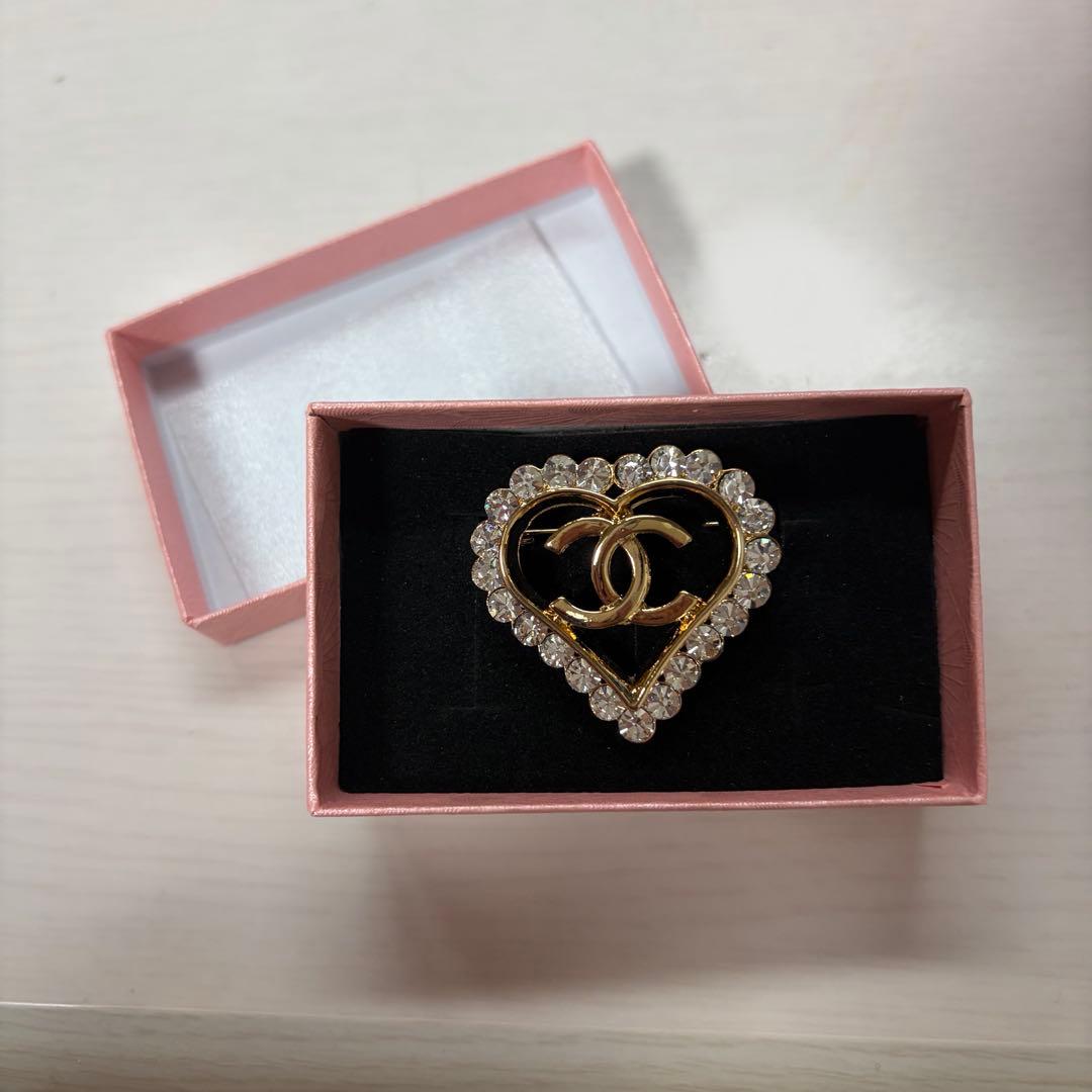 シャネル CHANELゴールド ハート型 クリスタル ブローチ - メルカリ