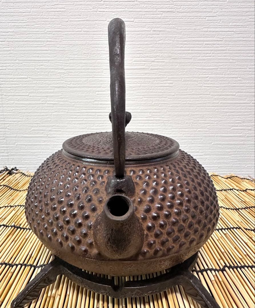 未使用品、長期保管品、栞付　南部三厳堂造　１２型中アラレ　南部鉄瓶　南部鉄器