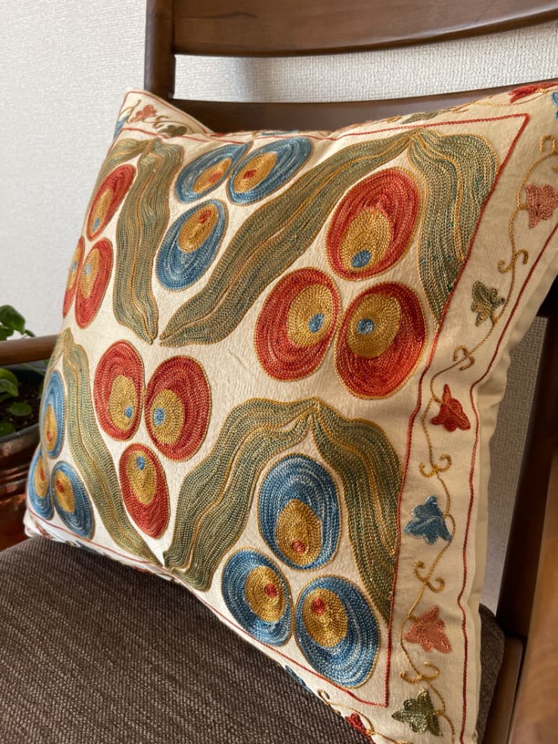 ウズベキスタン伝統刺繍スザニ　シルクonシルク　クッションカバー