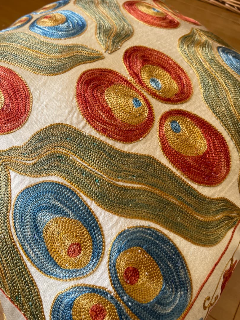 ウズベキスタン伝統刺繍スザニ　シルクonシルク　クッションカバー