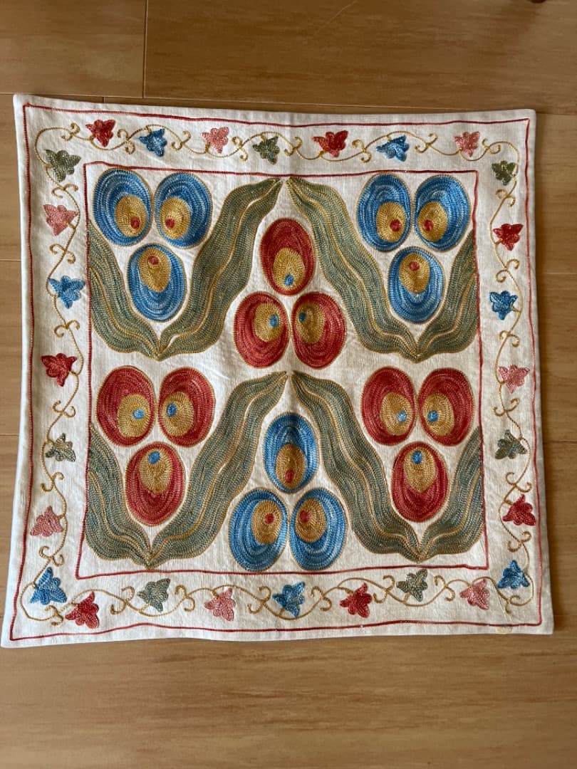 ウズベキスタン伝統刺繍スザニ　シルクonシルク　クッションカバー