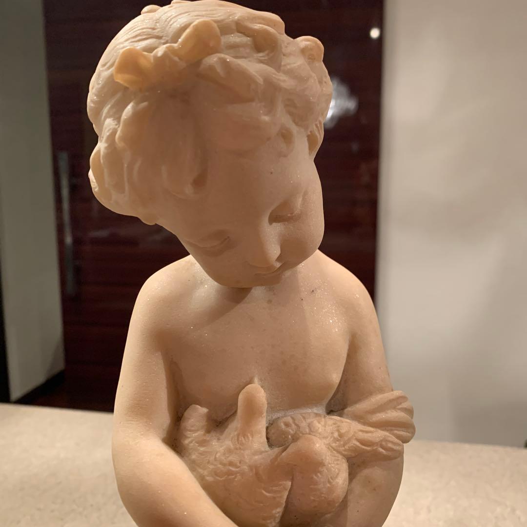 鳥を抱える子供