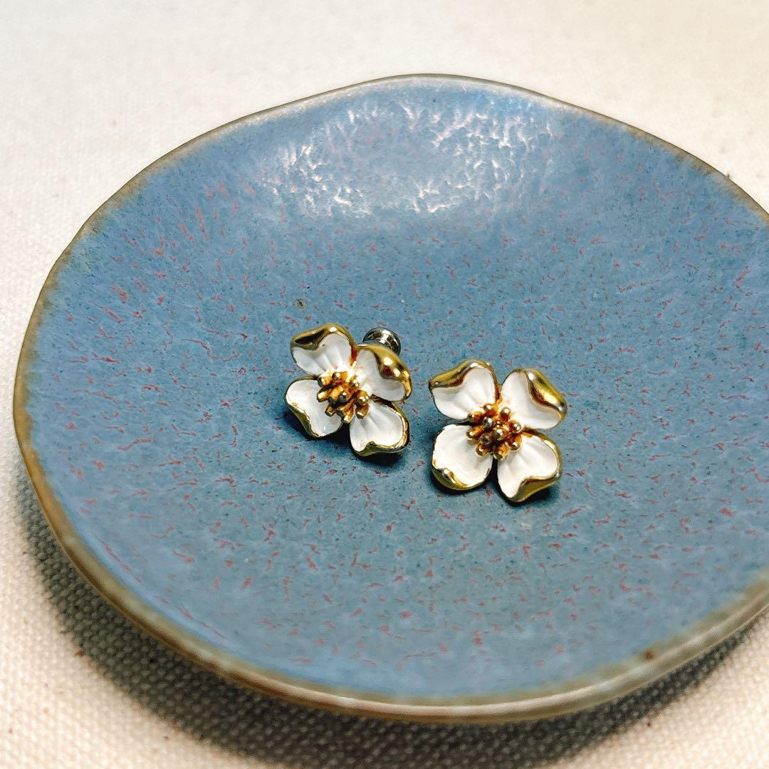 trifariトリファリ ハナミズキ 小さめピアス ホワイト 花