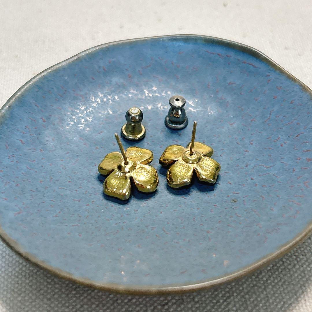 trifariトリファリ ハナミズキ 小さめピアス ホワイト 花