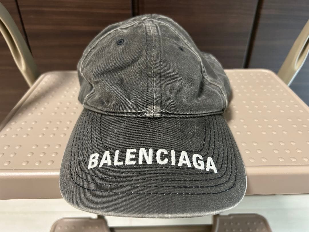 BALENCIAGAバレンシアガ ダークグレー キャップダメージデザイン