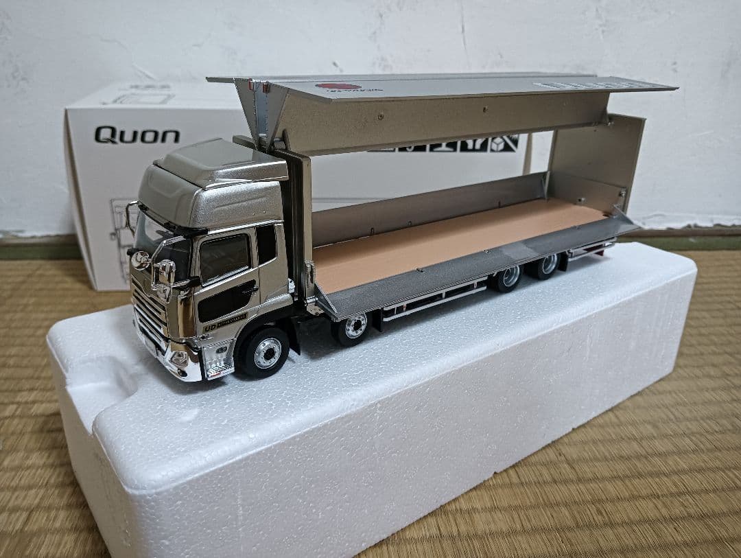 Quonトラック 1/43スケール シルバー