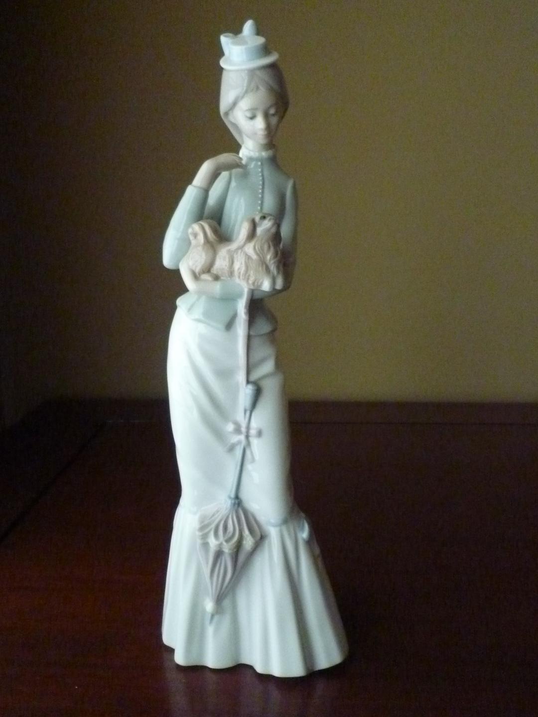 リヤドロ 仔犬を抱く貴婦人