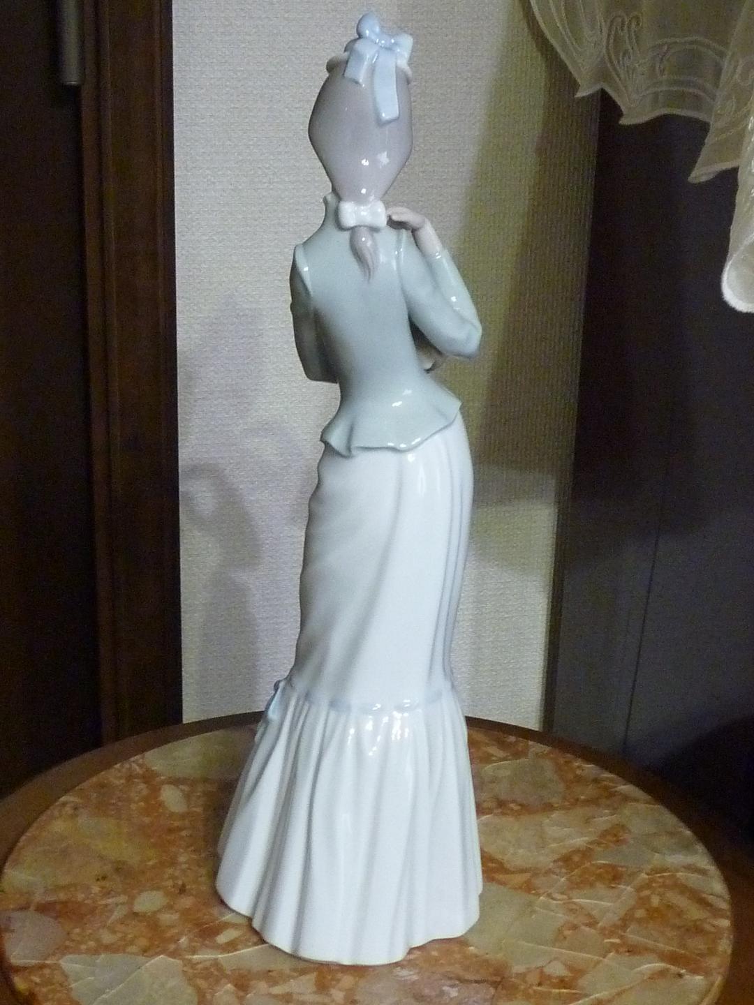 リヤドロ 仔犬を抱く貴婦人