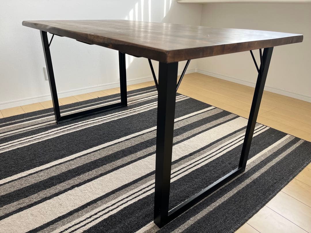 アイアン脚　無垢材天板　木製ダイニングテーブル　ウォルナット