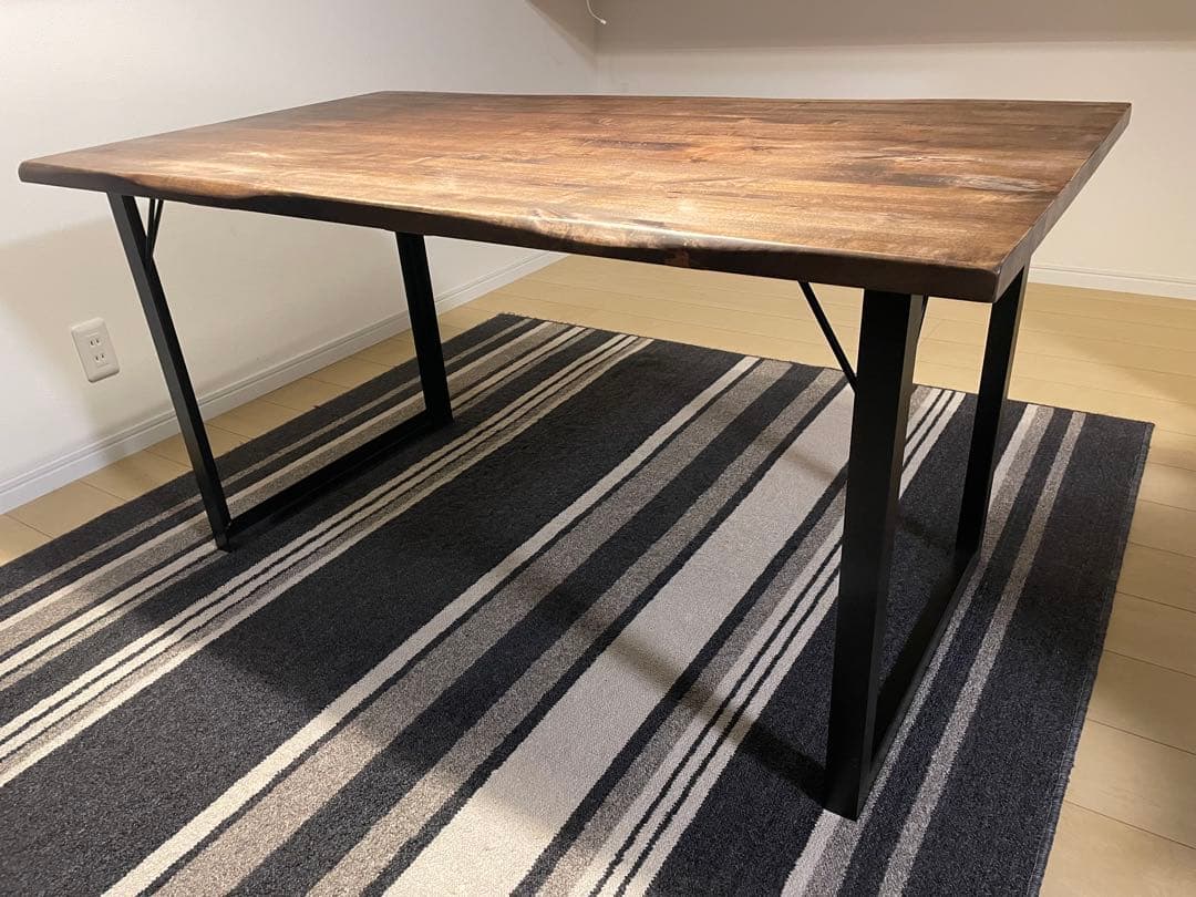アイアン脚　無垢材天板　木製ダイニングテーブル　ウォルナット