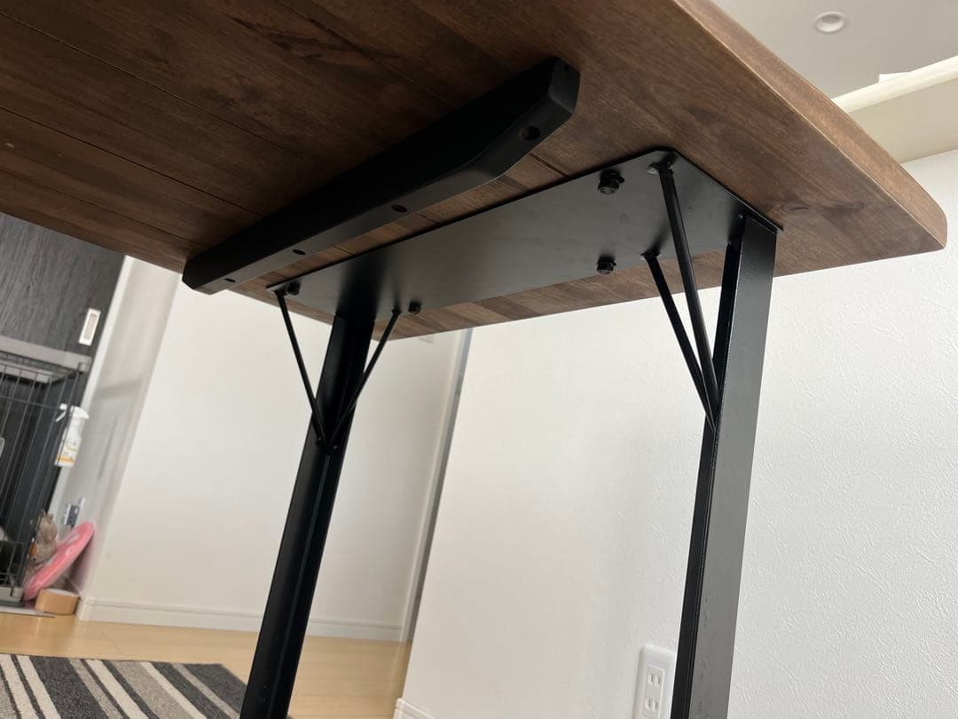 アイアン脚　無垢材天板　木製ダイニングテーブル　ウォルナット