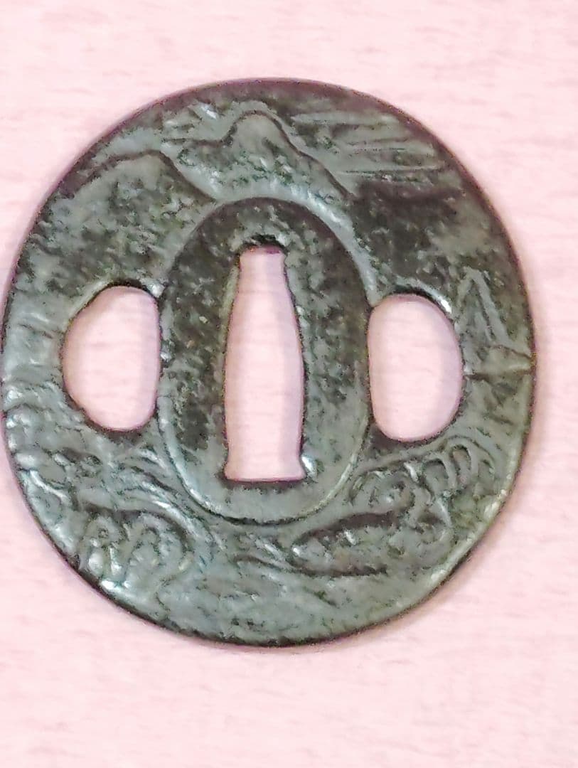刀装具 鐔 鍔 在銘 若芝 鉄地 山水図 丸形鐔 時代物