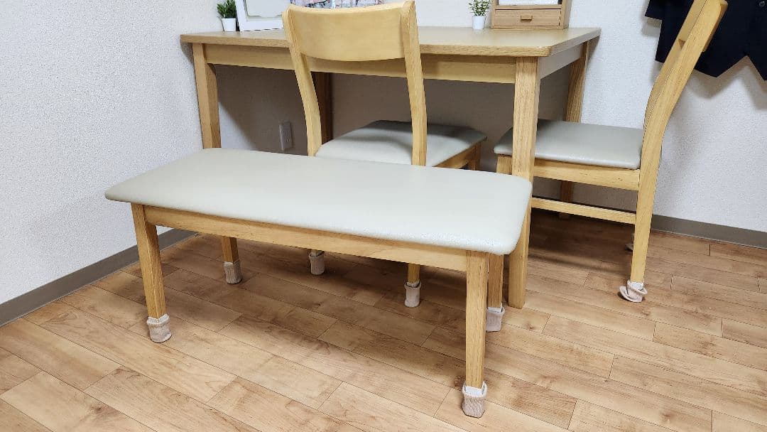 ニトリ木製ダイニングテーブル４点セット 2脚椅子とベンチ付きナチュラルカラー